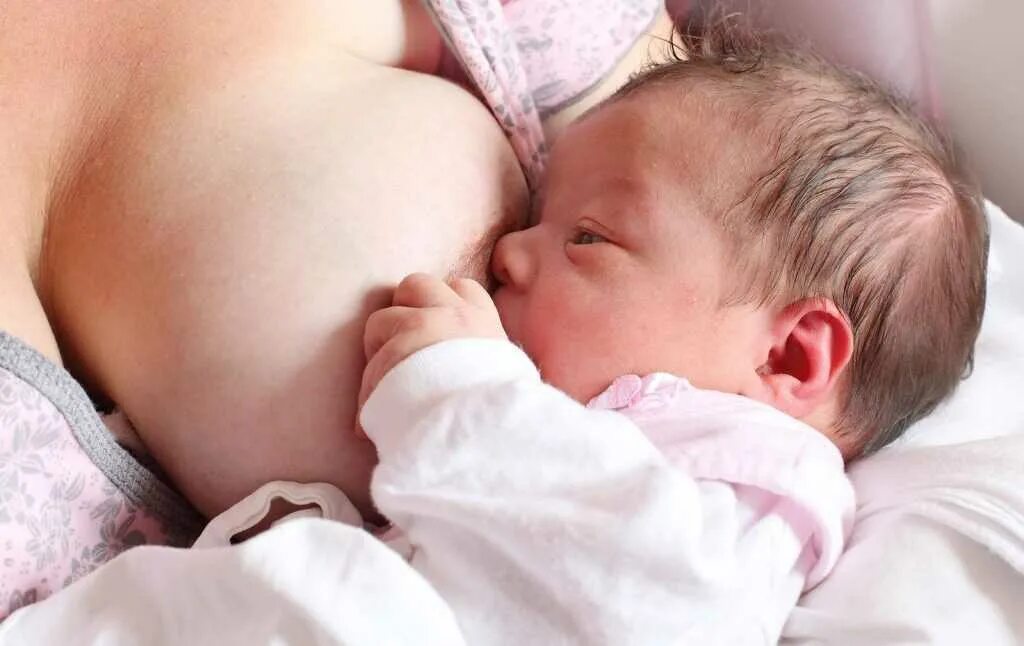 Родить девочку и кормить ее