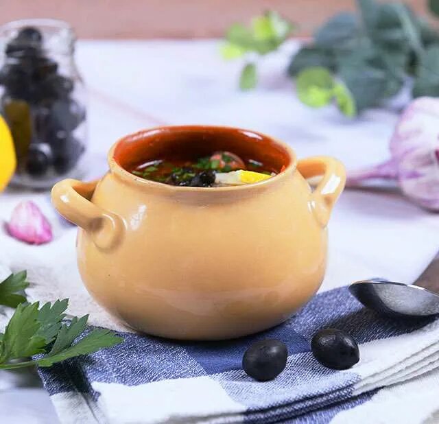 Солянка старомосковская в горшочках. Солянка в горшочках в духовке. Солянка в горшочках в духовке. Путук армянское блюдо. Солянка старомосковская в горшочках.