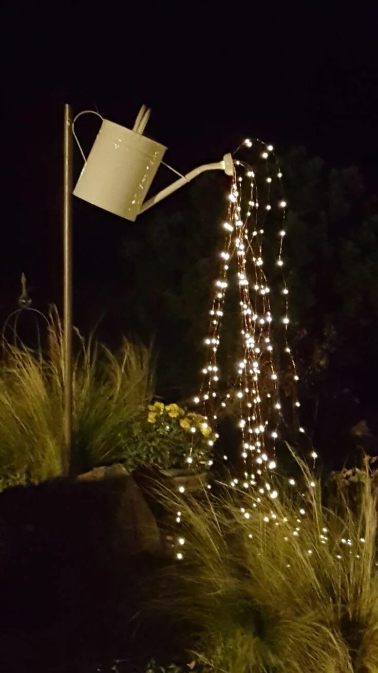 Садовый светильник из лейки. Лейка гирлянда. Светильник из лейки. Лейка светильник на даче. Лейка с подсветкой для сада.