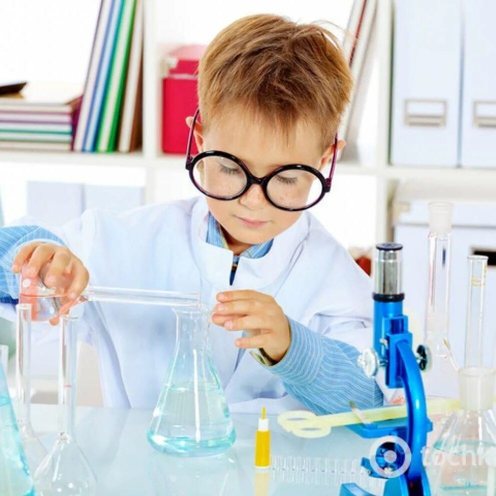 Прозрачные опыты. Научная лаборатория для детей. Мальчик в лаборатории. Химические эксперименты для детей. Химический эксперимент.