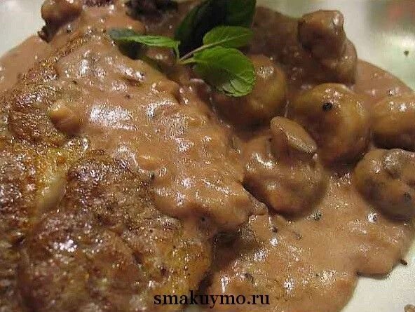 Мясо по карски с грибами. Куриная грудка в сливочном соусе. Как потушить мясо с шампиньонами со сливками. Свинина в сметане на сковороде. Бефстроганов из говядины классический.