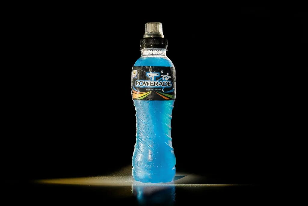 Изотоник Powerade ion4. Голубой напиток Powerade. Синяя газировка Powerade. Isotonic Powerade напиток.