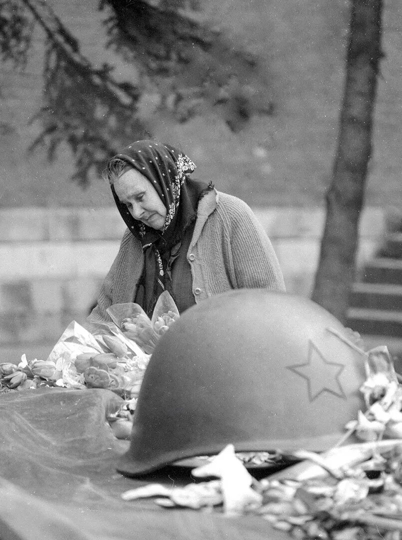 Мать солдата Великой Отечественной войны. Мать солдата ВОВ. ВОВ солдатские матери у обелиска. Мамы во время войны