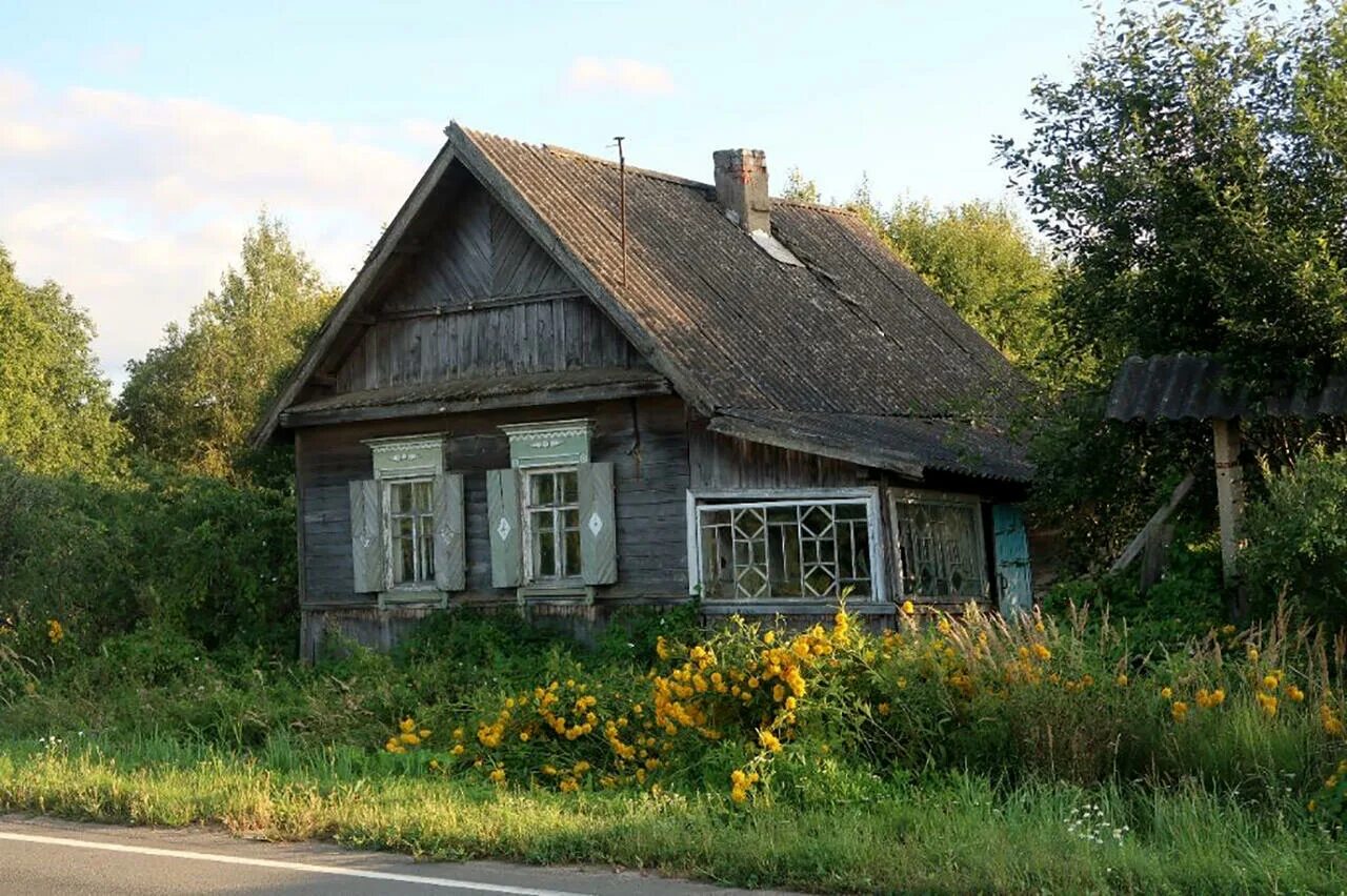 Дом в деревне нова. Заброшенные деревни Псковской области. Деревня Печенево Псковская область. Заброшенные дома в деревнях.