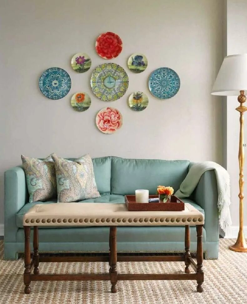 Декоративные украшения для интерьера. Декорирование интерьера. Необычный декор. Шпалерная развеска картин в музее. Декоративные украшения на стену.