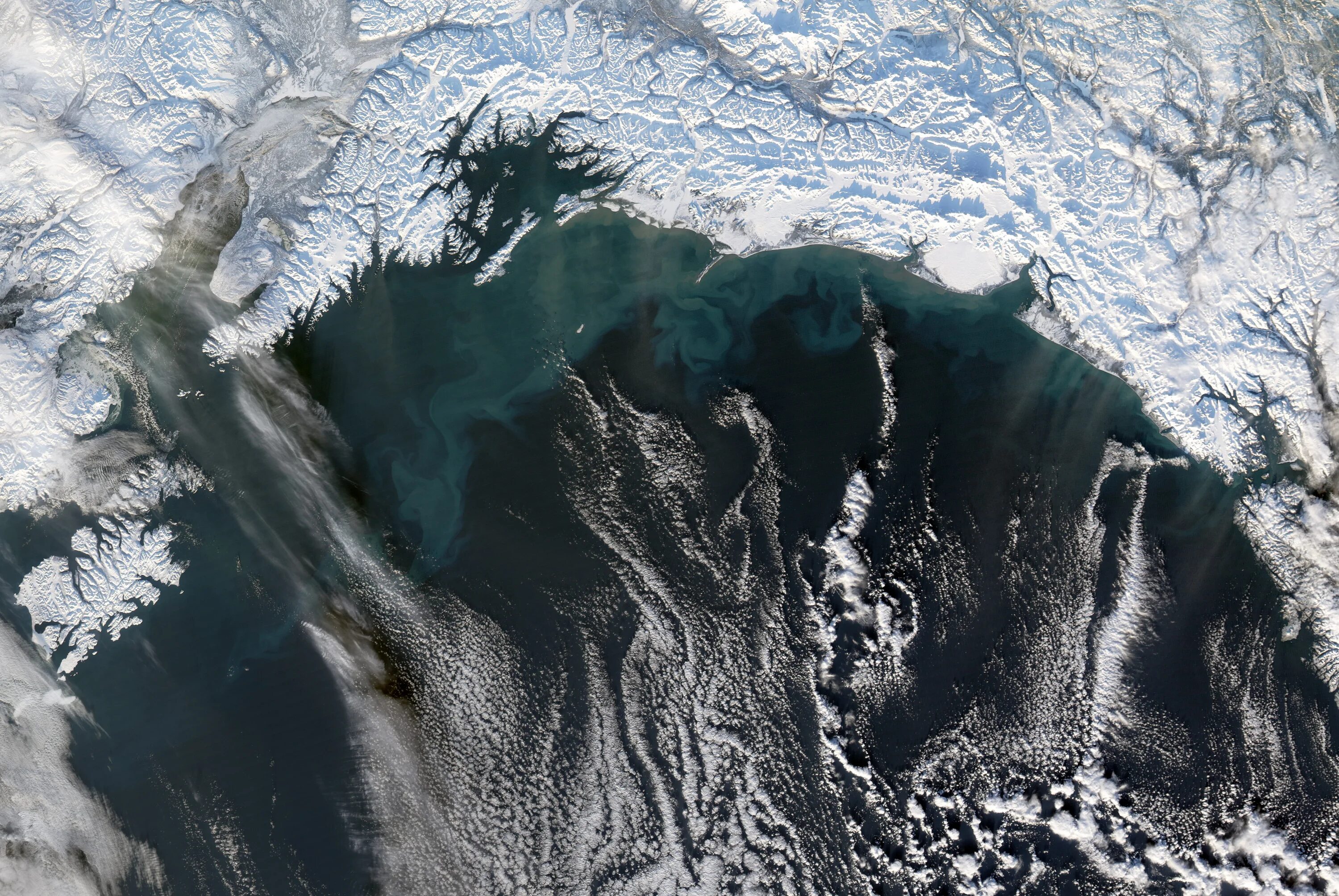 Границы океанов в жизни. Атлантический океан цвет воды. Цвет Атлантического океана. Встреча двух океанов Аляска. Фото Аляски со спутника.