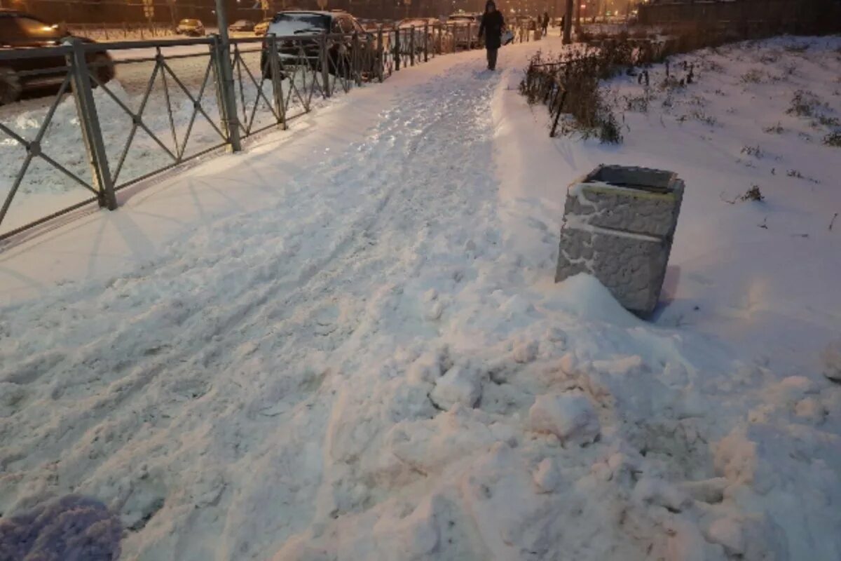 Снег в Питере. Снегопад в Петербурге. Питер завалило снегом. Петербург сугробы завалило снегом. Почему на улице снег