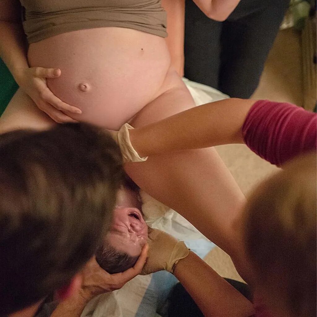Фото беременности роды. Беременна женщены рожают.