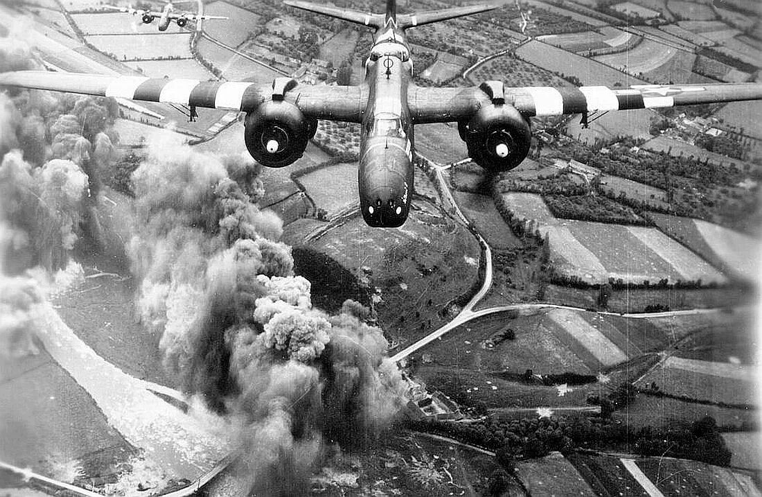 Высадка в Нормандии 1944. Высадка десанта в Нормандии в 1944. Нормандская операция 1944. Бомбардировка Нормандии.