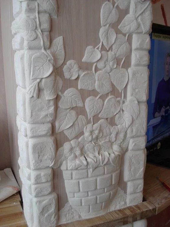 Стены кирпичики из потолочной плитки