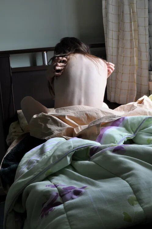 девушка спит в кровати. девочка под одеялом. русские спящие. спящий человек. ночь девушка под одеялом с телефоном.