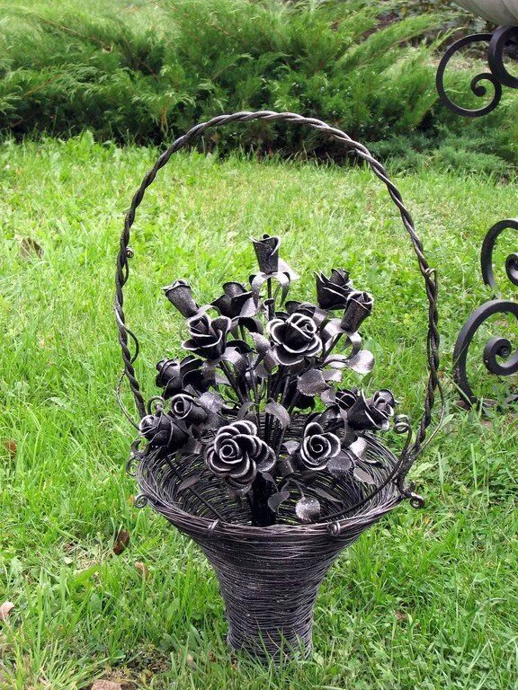 Металлические цветы на кладбище. Парк кованых фигур Донецк розы. Ваза на кладбище ковка. Кованые вазы для цветов. Декор для сада из металла.