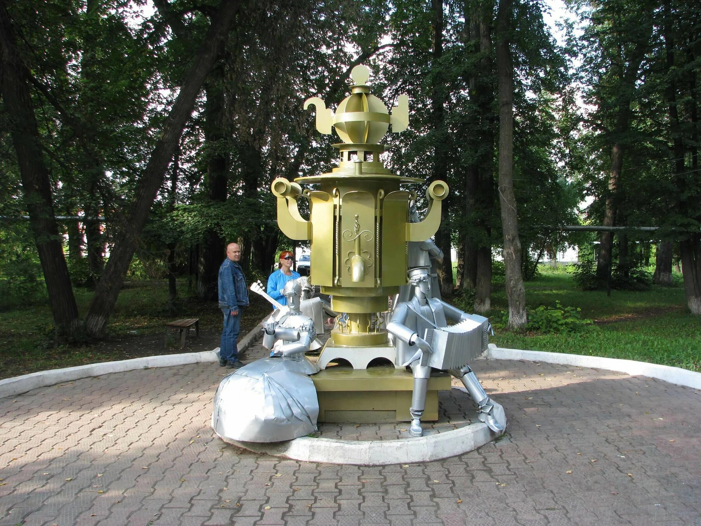 Суксунский самовар памятник. Памятник самовару в Суксуне. Памятник самовару в Туле. Суксунский самовар парк. Самовар суксун