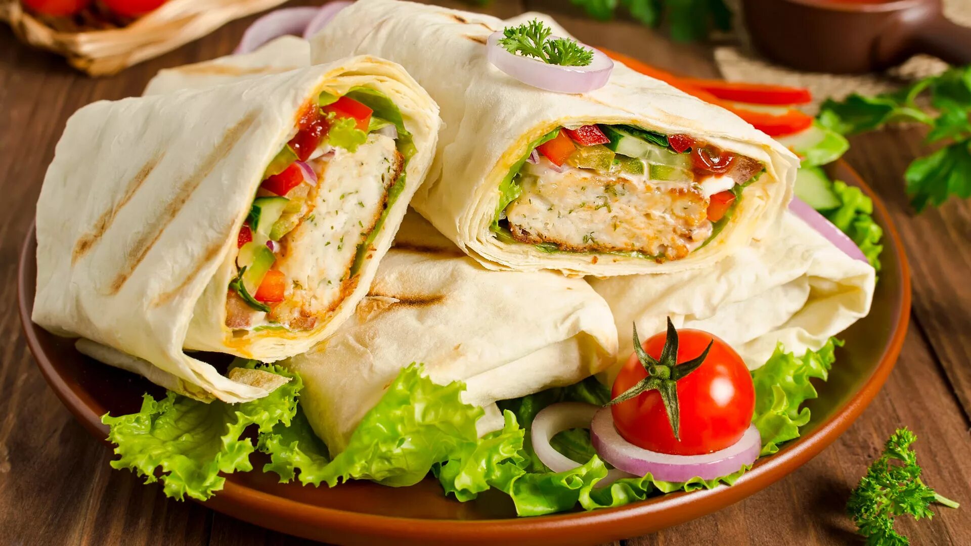 Шаурма по ивлевски рецепт. Домашняя шаурма в лаваше с курицей. Шаурма по ивлевски рецепт. Приготовление шаурмы. Шаурма по ивлевски рецепт.