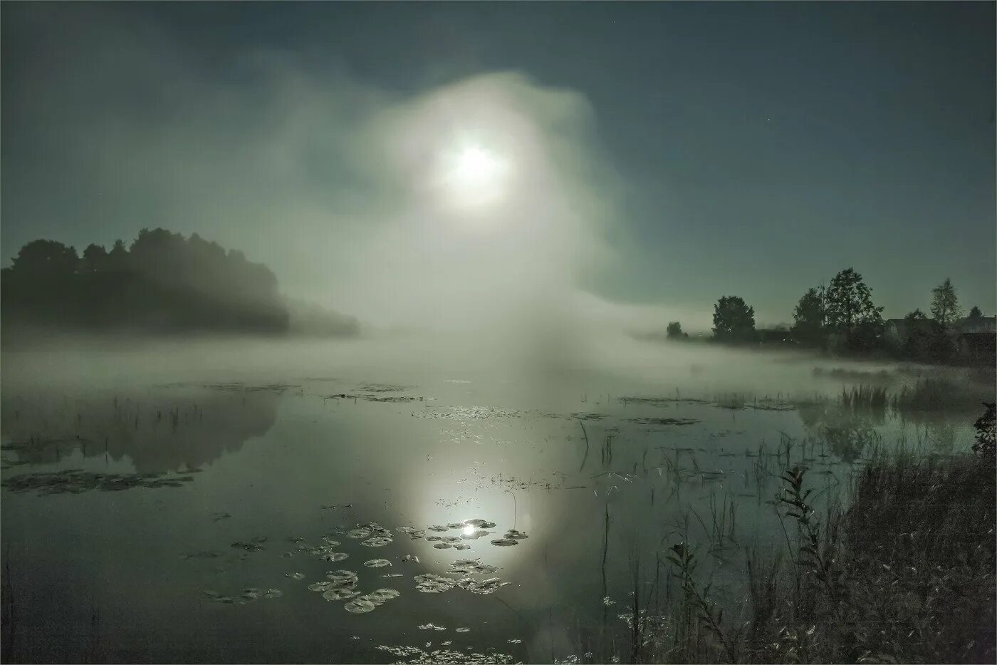 Рокочущего где то вдали. Туманное озеро. Озеро в тумане ночью. Туманная ночь. Туман ночью.