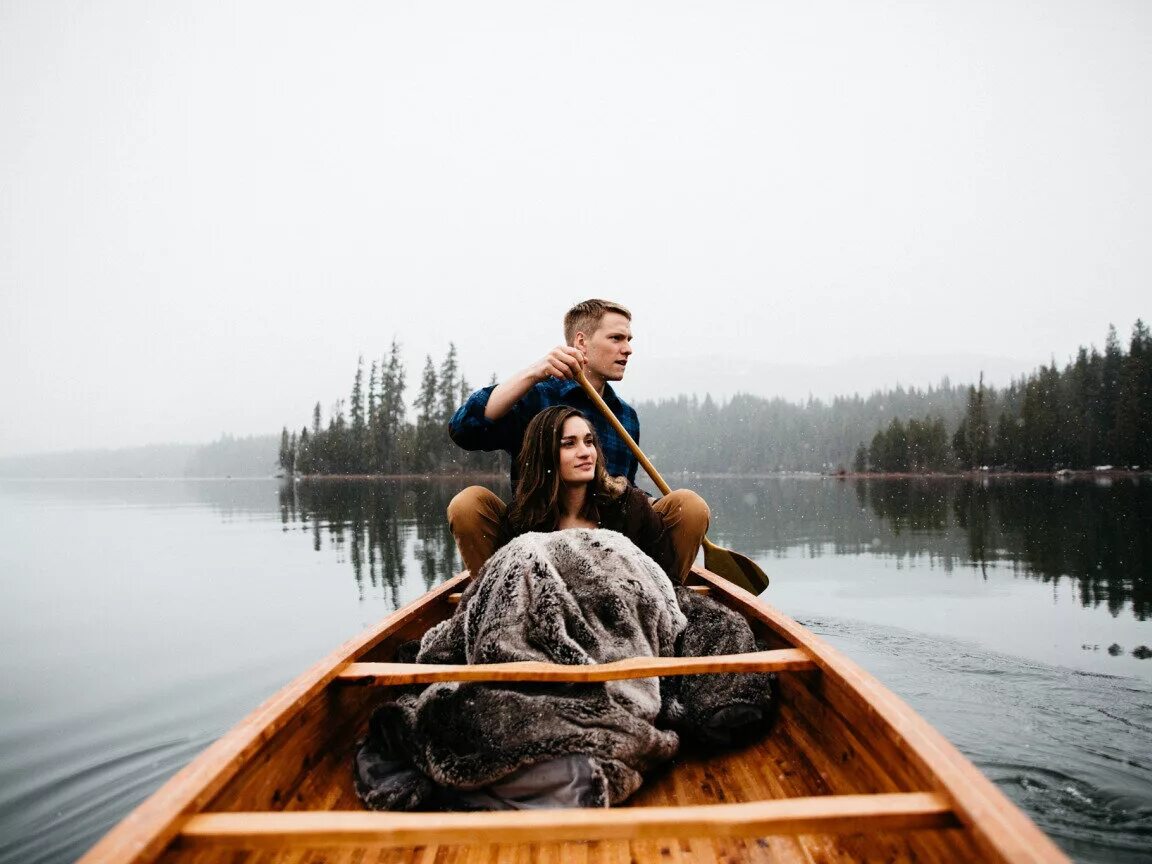 2 лицо плыть. Человек в лодке. Человек в лодке на озере. Фотосессия в лодке. Мужчина в лодке.