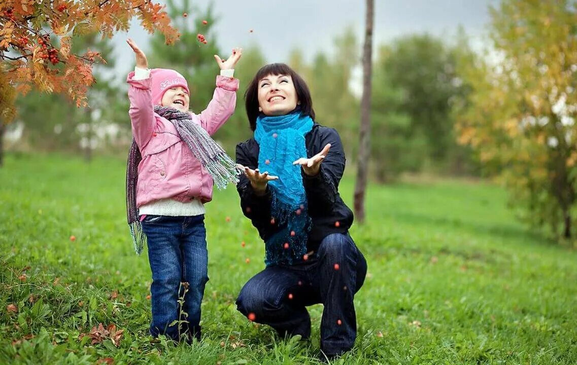 Погулять с родителями. Дети на прогулке. Прогулки на свежем воздухе для детей. Дети на свежем воздухе. Мама с ребенком на прогулке.