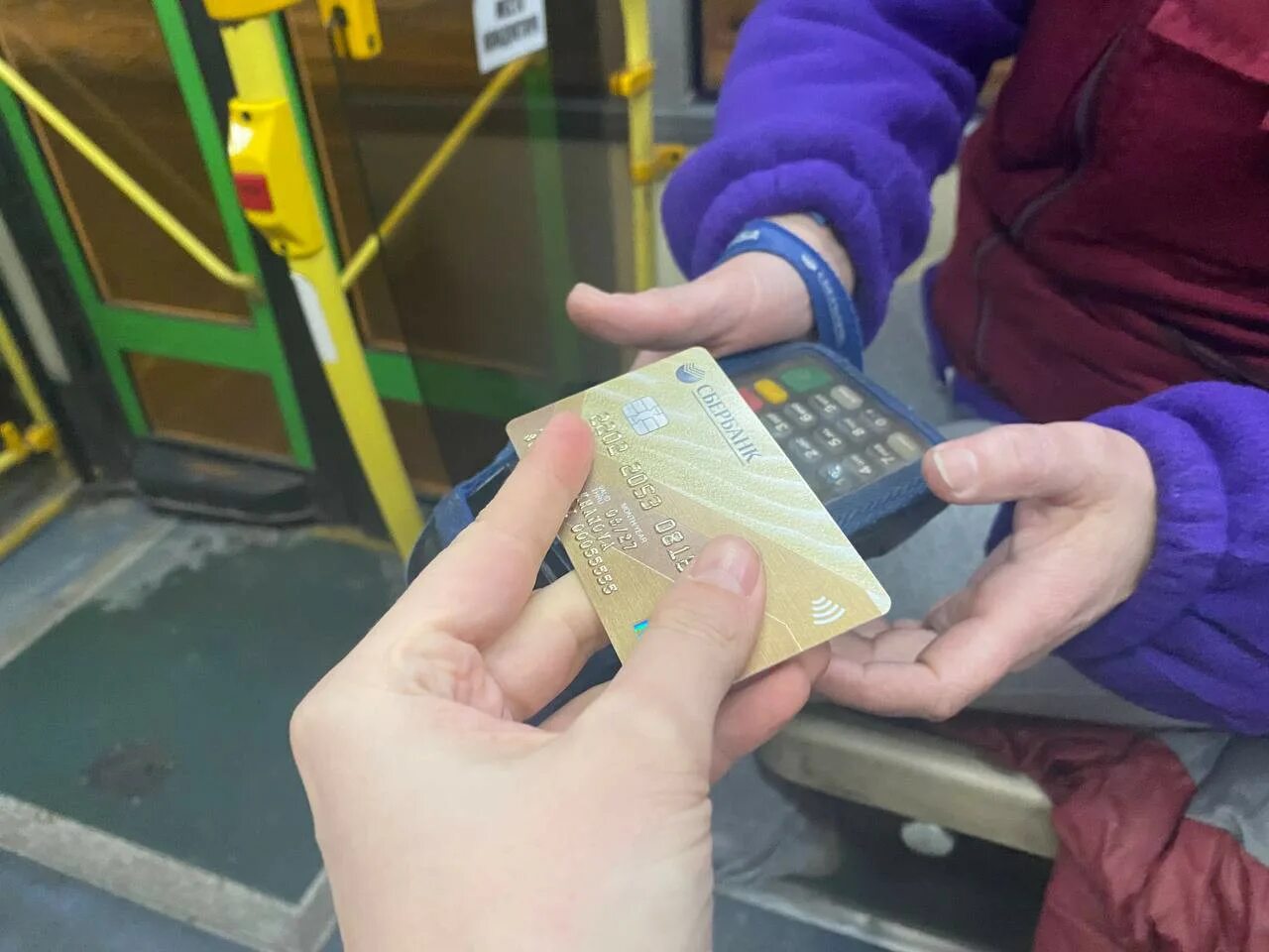 Проезд в транспорте красноярск. Оплата проезда в общественном транспорте. безналичная оплата. оплата картой. терминал для оплаты проезда в автобусе.