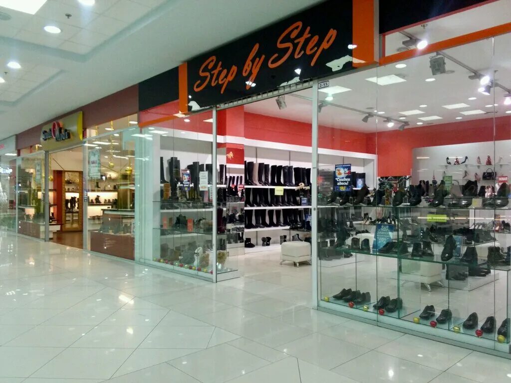 Популярные американские магазины одежды. Примерка обуви в магазине. Русские магазины вещи и обувь в сша. Американский магазин обуви. Skechers магазин.