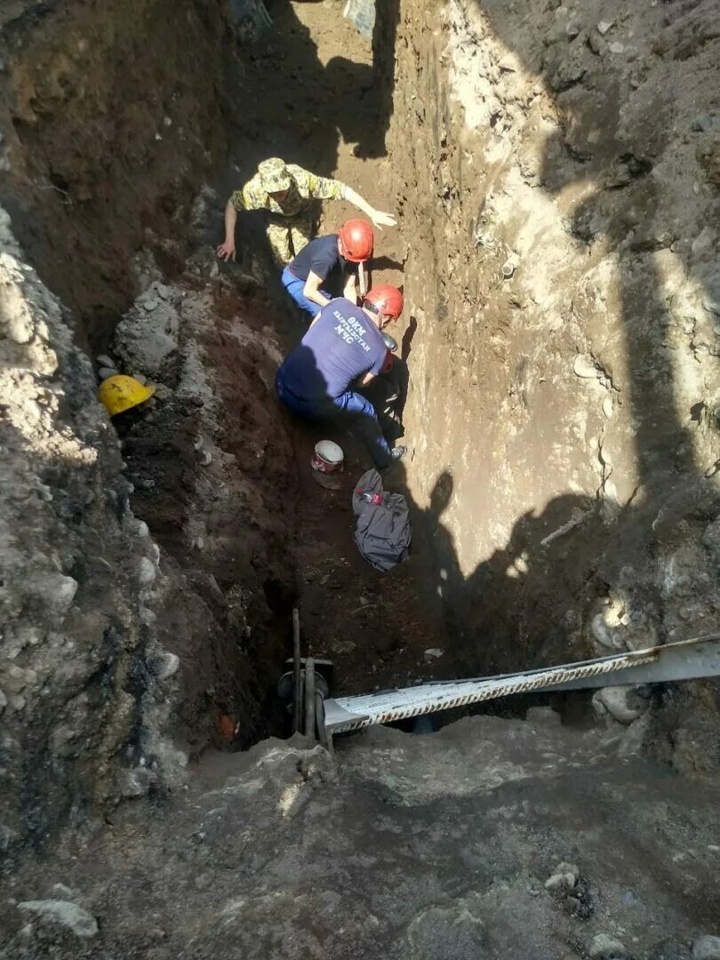 Засыпало землей