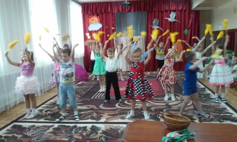 Колоски своими руками для танца. Костюм колоска для мальчика. Танец с колосьями в детском саду. Танец с колосьями в детском. Танец с колосьями в детском.
