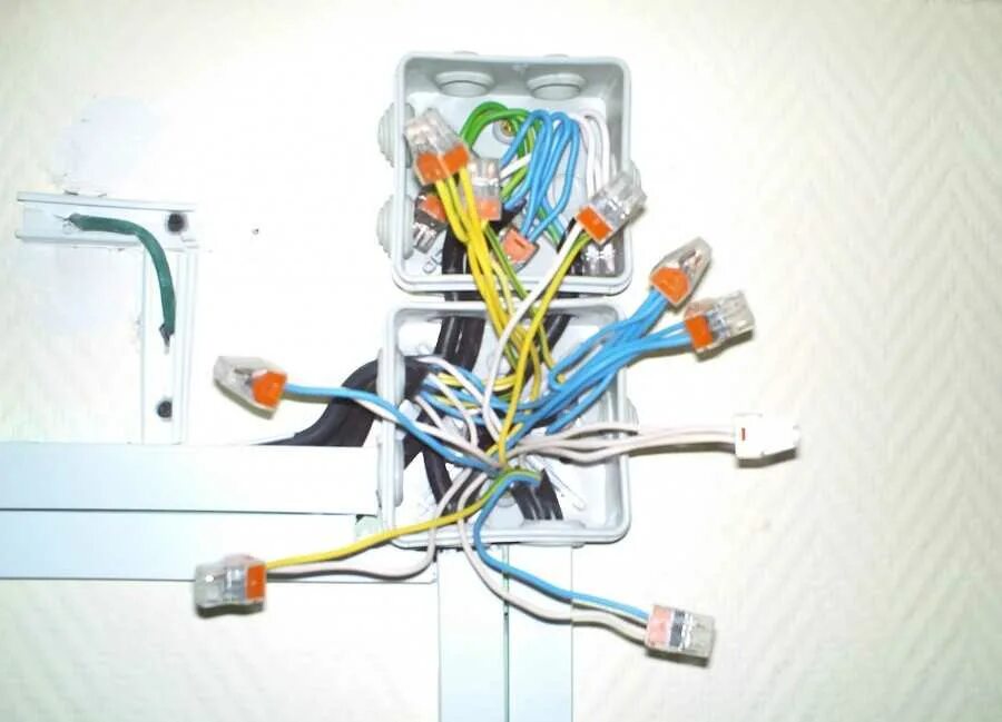 Соединение распаечных коробок. Распределительная коробка WAGO. WAGO распаячная коробка. Распаячная коробка под WAGO. Распределительная коробка с клеммами WAGO.