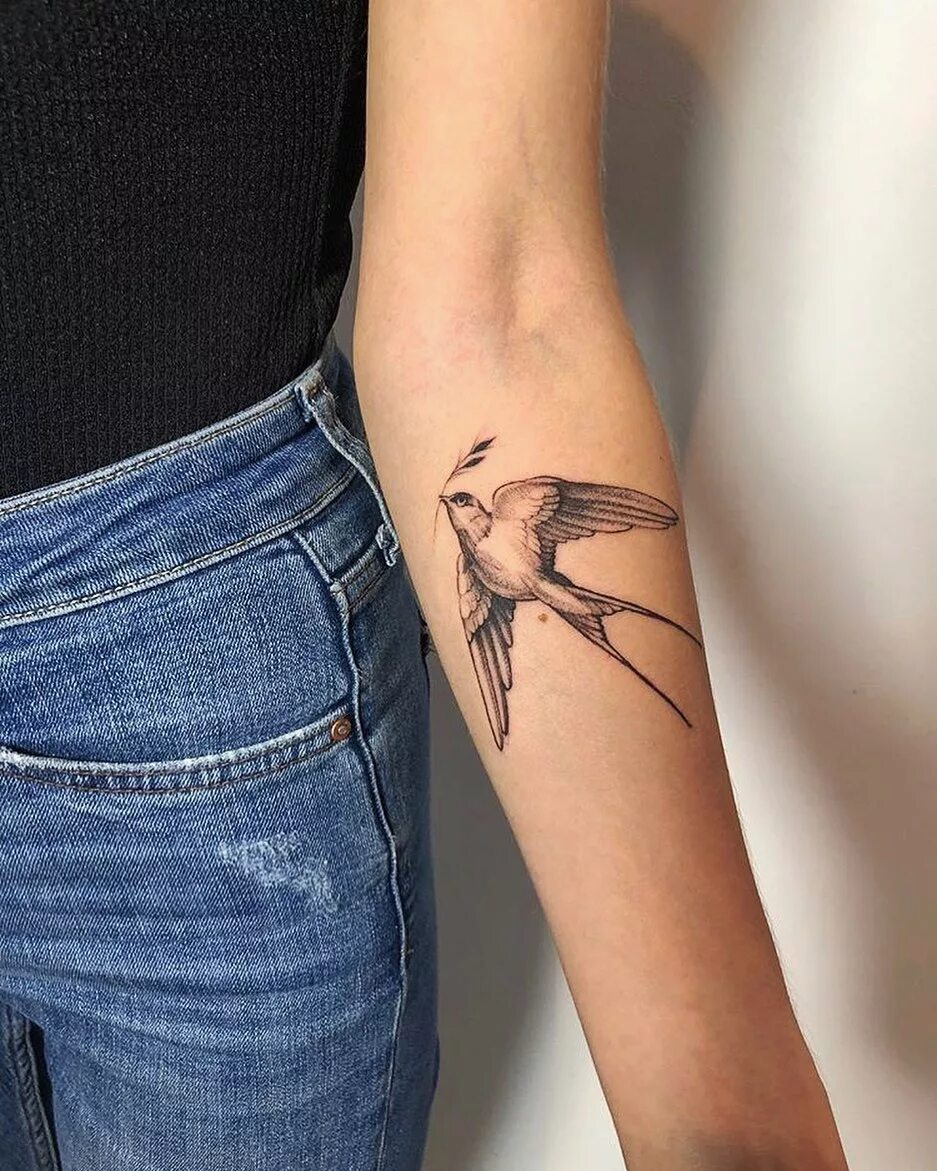 тату ласточки на руке. тату ласточка на руке для девушек. тату ласточка на запястье. ласточка тату для девушек на кисть руки. тату ласточка.