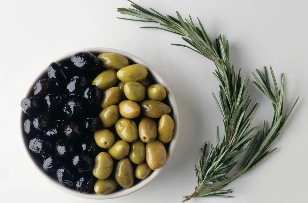 Польза косточек маслин. Маслины оливки Стамбул. Оливки и маслины разница. Родина оливок и маслин.