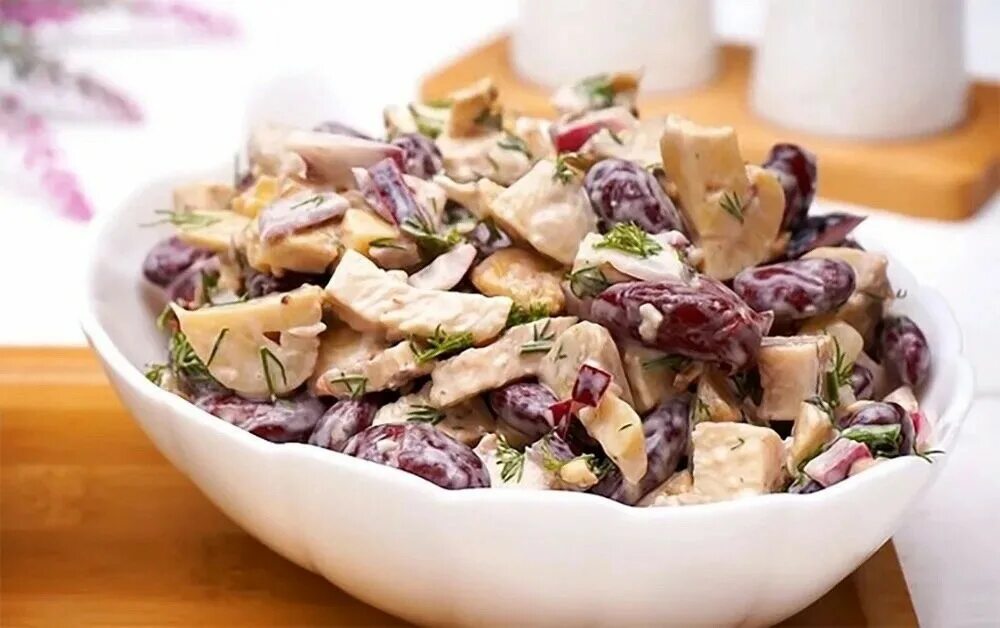Салат фасоль курица грибы огурец. Салат с фасолью и грибами. салат с курицей грибами и фасолью. салат с фасолью и курицей. салатик с фасолью и грибами.