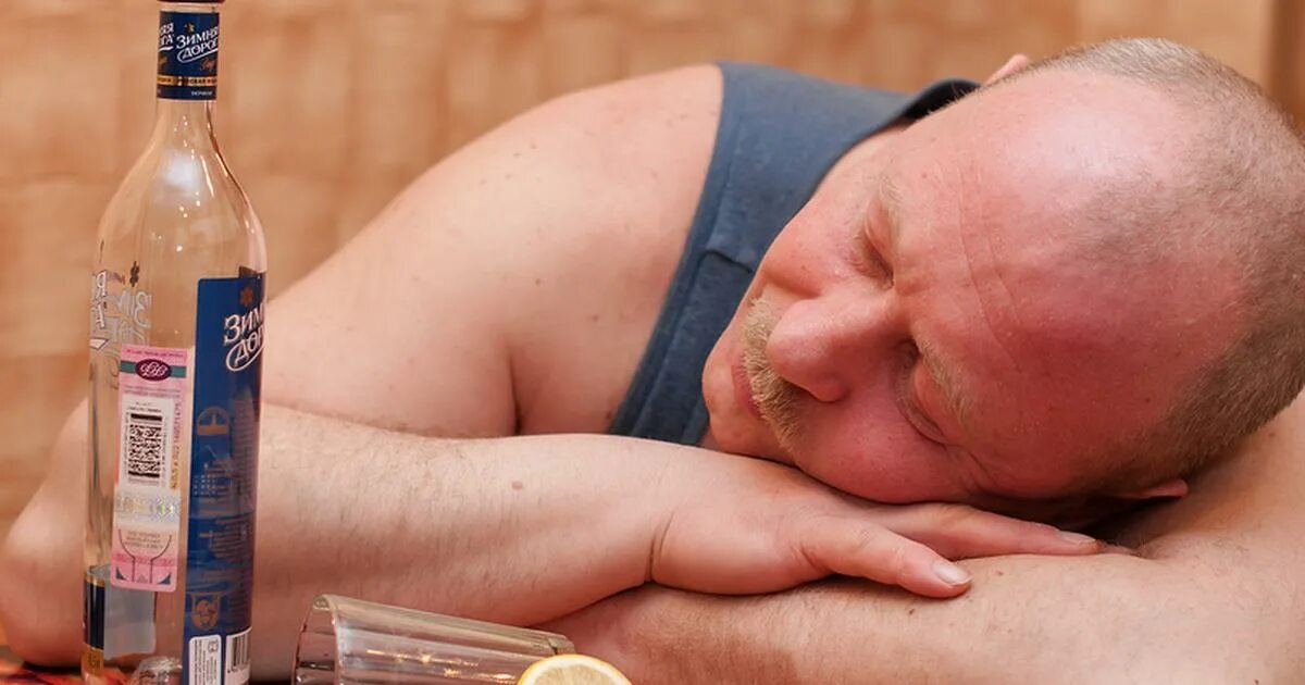 К чему снится пьяный муж жене. Сонник приснился пьяный мужчина. К чему снится пьяный. Пьяный мужчина в баре. Пьяный мужчина за столом.