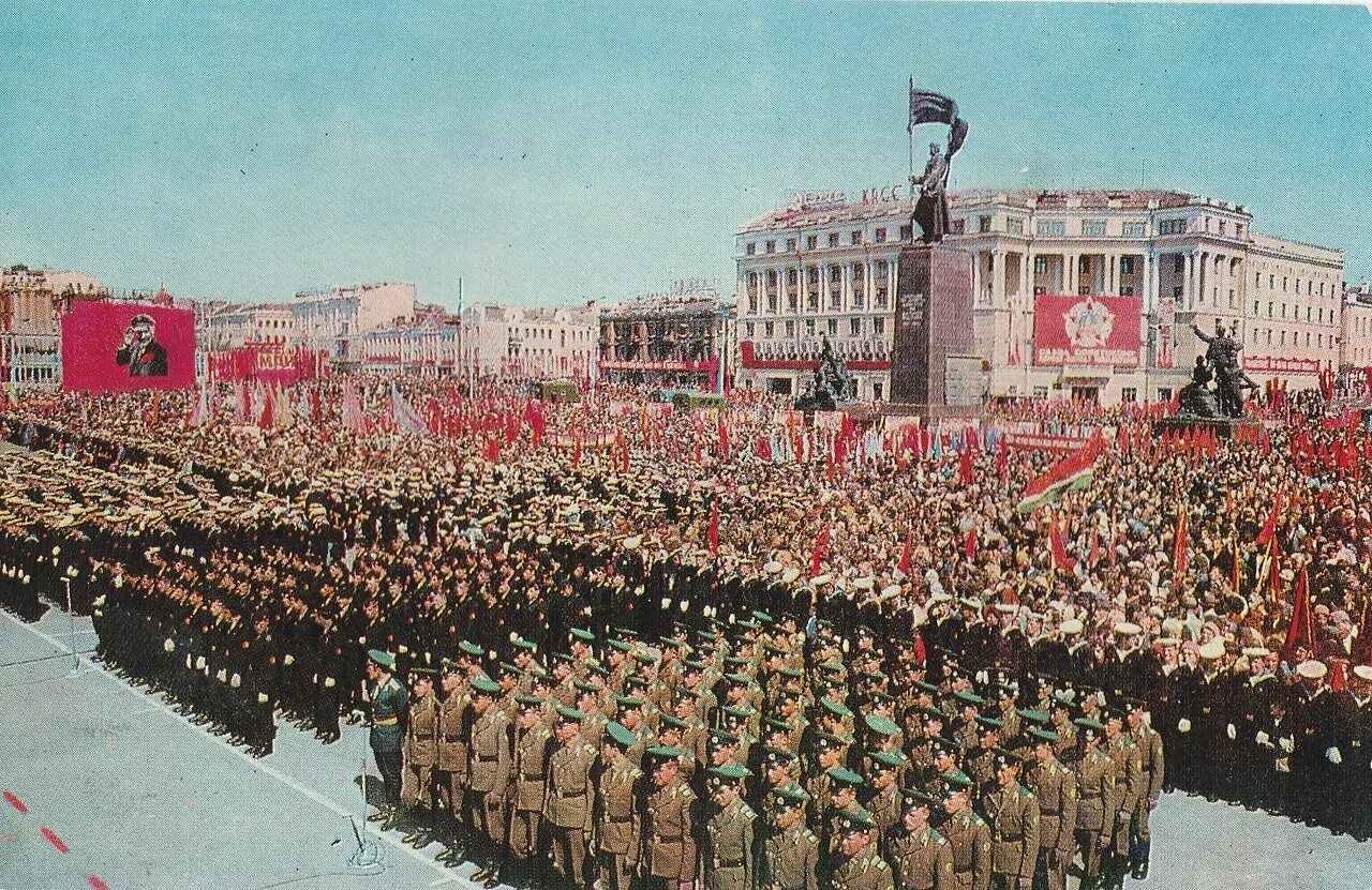 9 мая будет ссср. Первый парад Победы 1965. Парад Победы в СССР 1975. Парад Победы Владивосток 1975 год. Парад 9 мая 1985 года на красной площади.