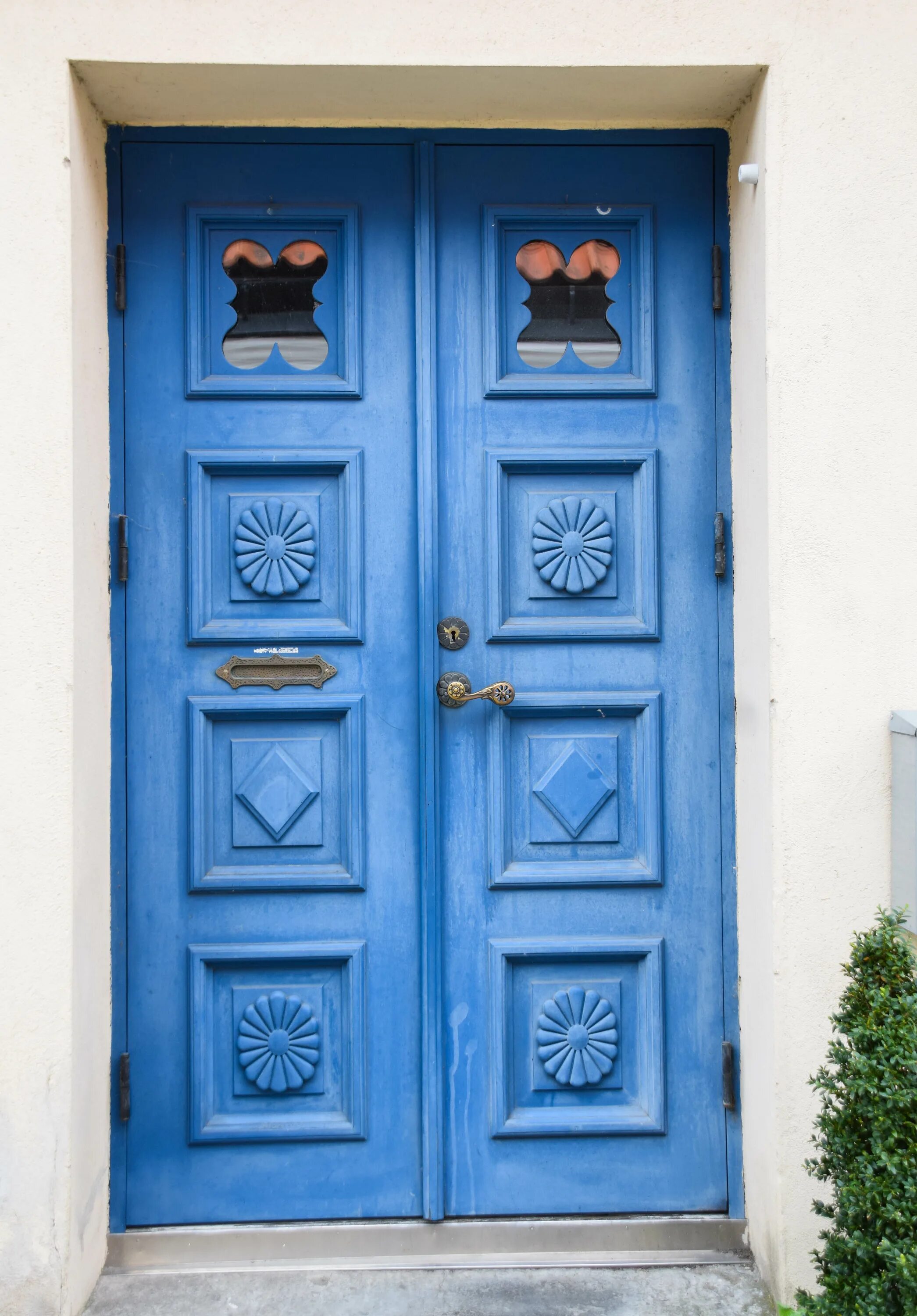 Синяя дверь. Дверь голубая резная. Дом с синей дверью. Голубая дверь дома.