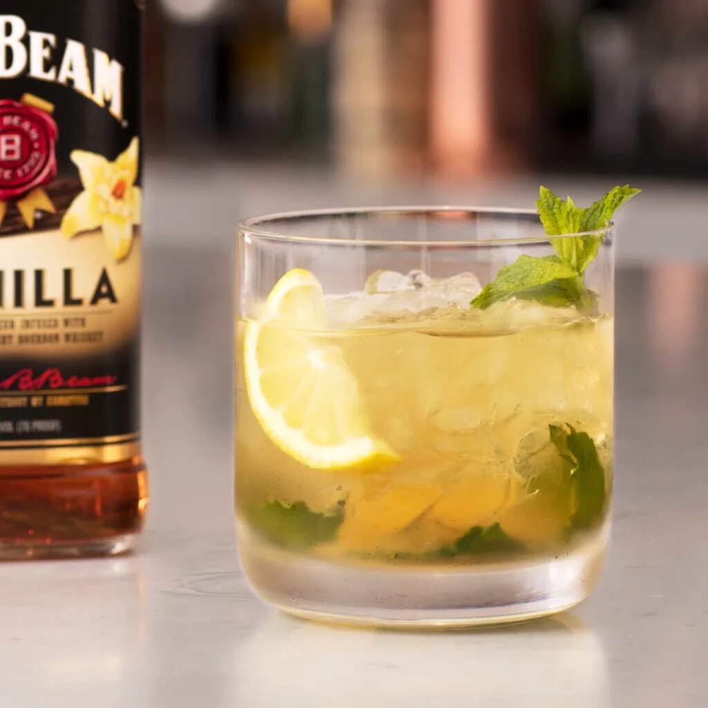 Коктейли с джимом. Джим бим ваниль. Коктейль фрайдис пинк. Jim beam apple коктейль. Коктейль с розовым джином.