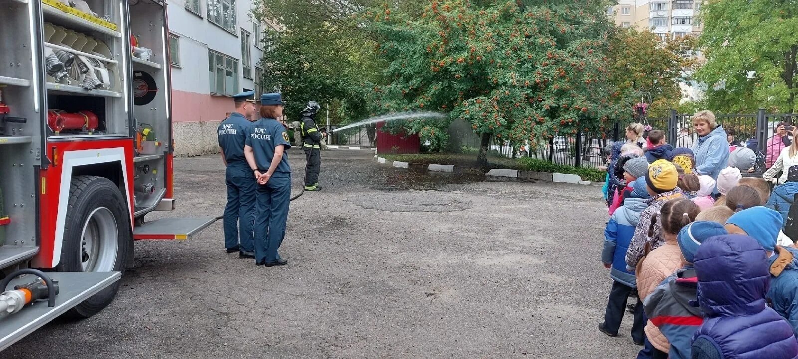 Автобусы для эвакуации населения. Люди эвакуируются из белгорода. Эвакуация в белгороде сейчас. Из белгорода эвакуируют детей. Жители белгорода.