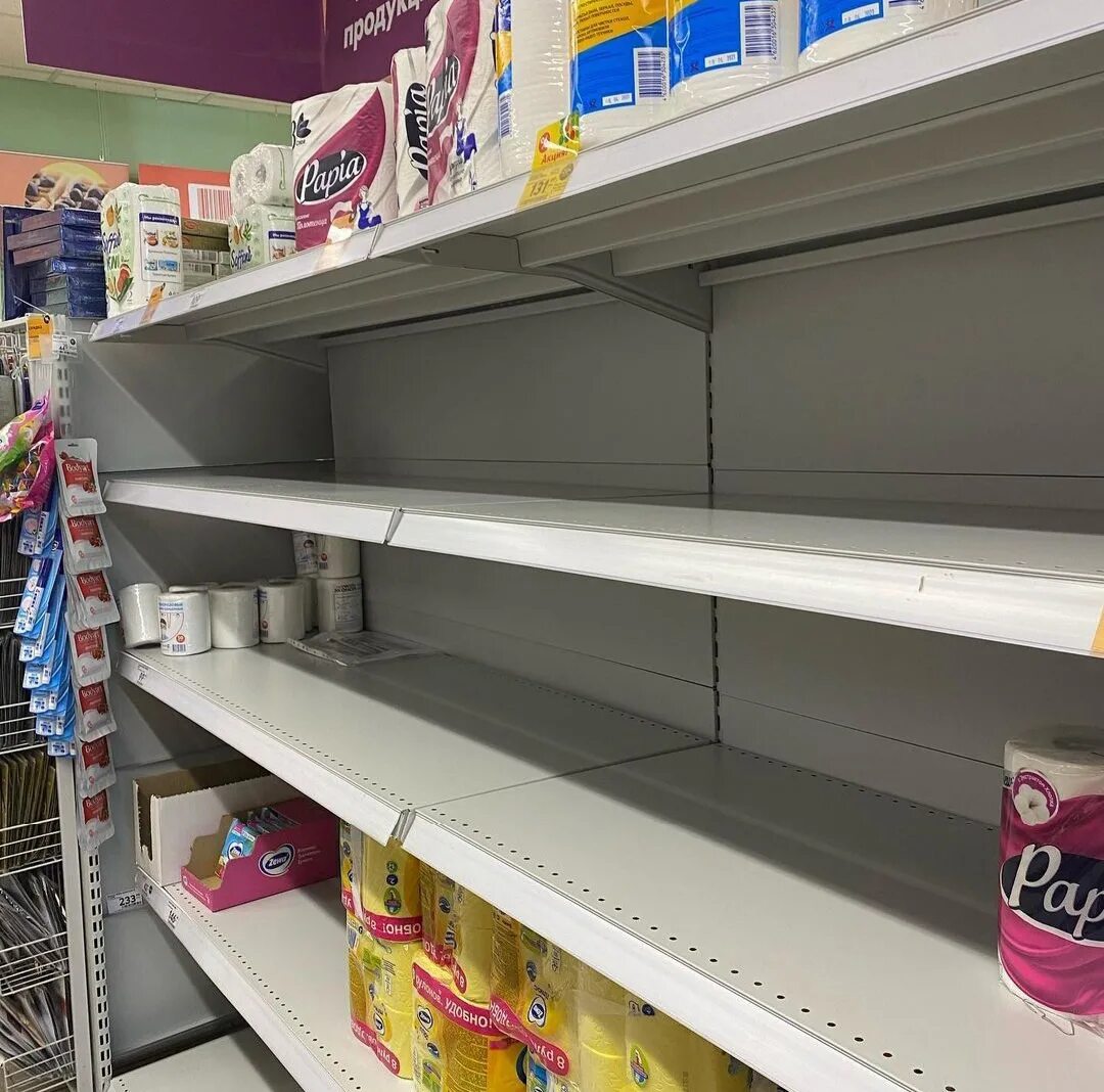 Кола из пятерочки фестиваль. Продукты в супермаркете. С прилавков пропали. С прилавков пропали. Полки магазинов в россии.