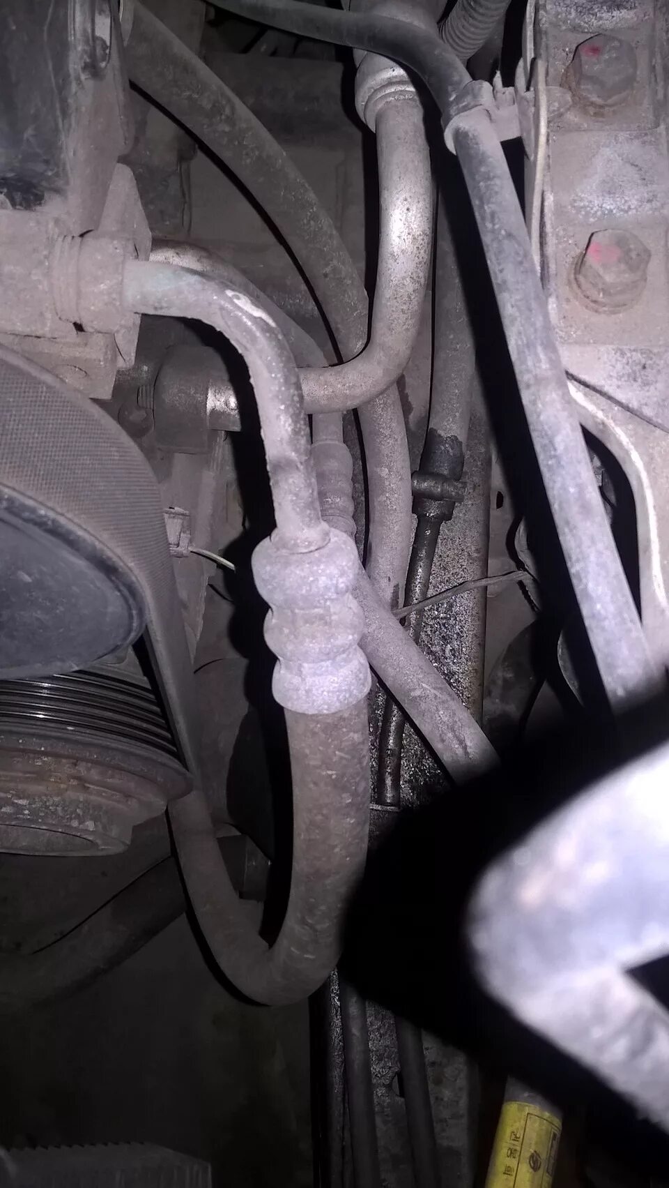 Трубка шланг отопителя кайрон. Шланг высокого давления ауди а6 с5. Как поменять трубку гур. Шланг пежо 308. Виндом в6 шланг гура.