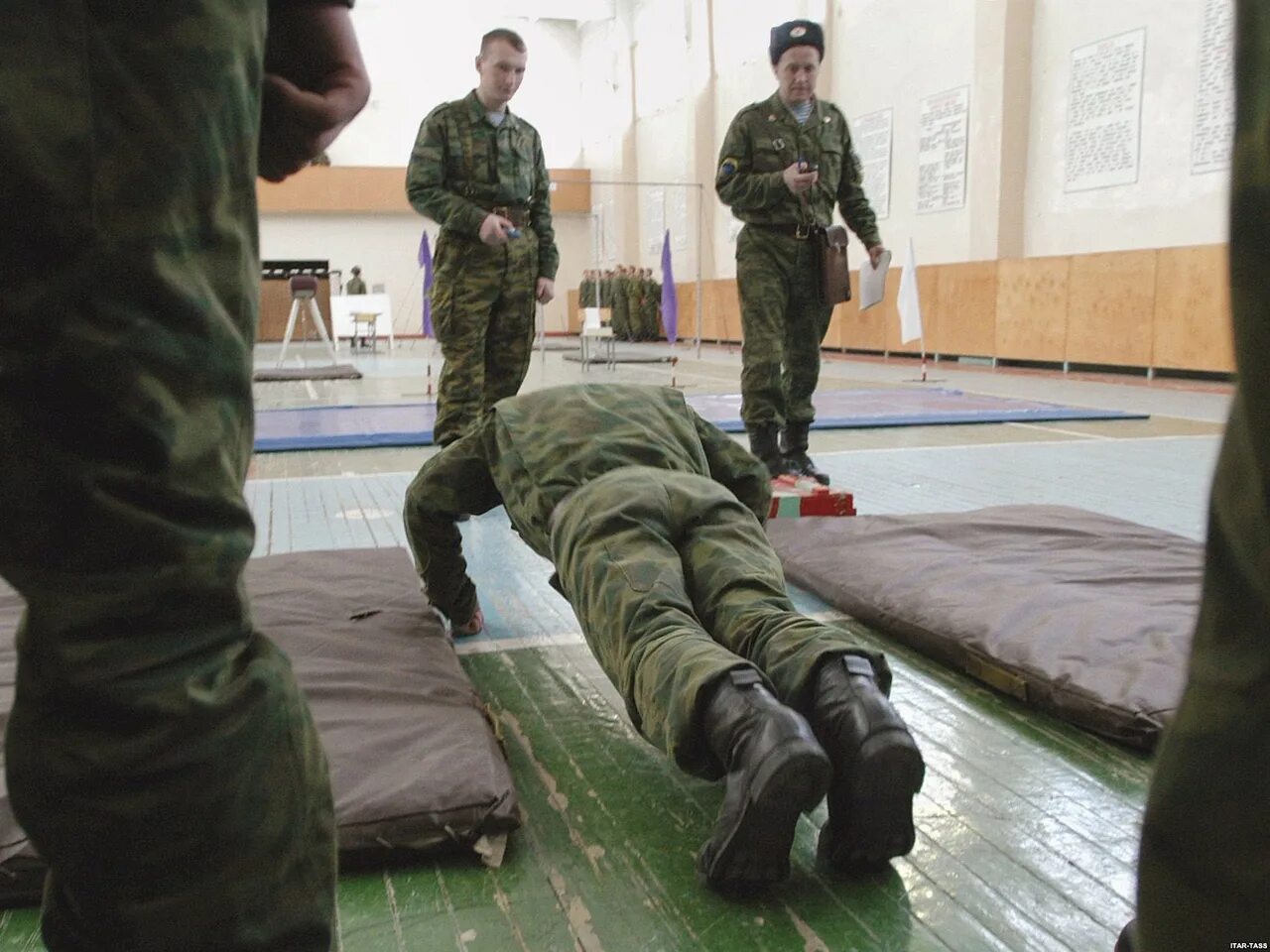 Должна заниматься с 10 солдатами. Физическая подготовка военнослужащих. Солдаты в армии. Подготовка к армии.