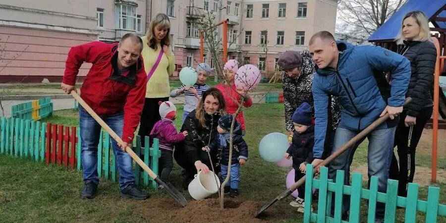 Жрэу ленинского района могилева. Месячник по благоустройству. Городской субботник в парке. Субботник по благоустройству территории. Субботник по благоустройству двора.