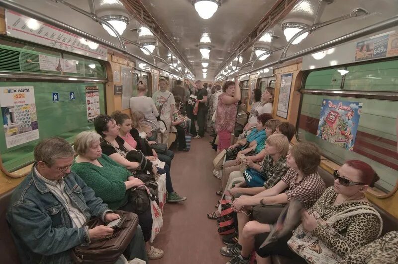 Люди в вагоне метро. Час пик в метро. Метро нью-йорк вагон люди. Люди в вагоне метро. Люди в вагоне метро москва.