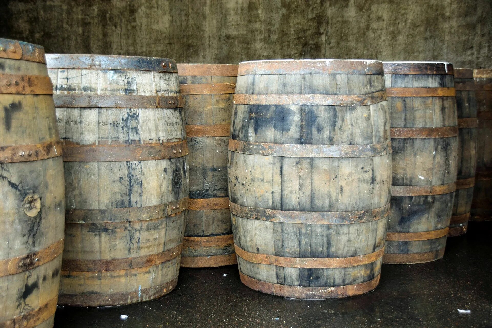 Виски Barrel. Старые деревянные бочки. Бочки с виски.