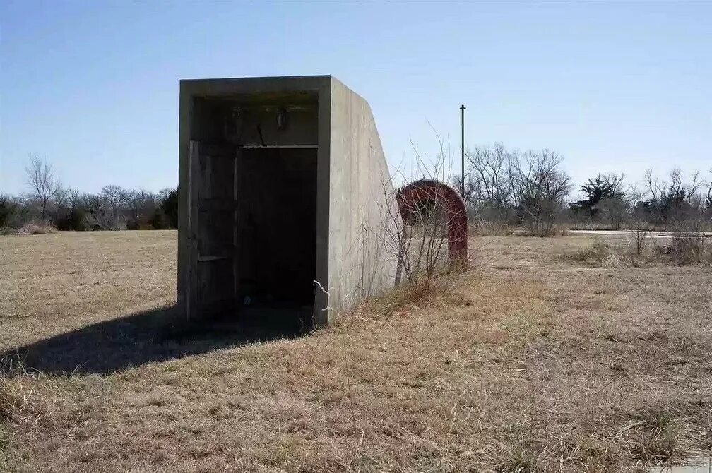 Бункер сша. Бункер выживальщика. Ядерный бункер. Подземный бункер. Бункер сша.