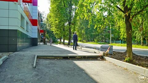 Тротуару магазинов