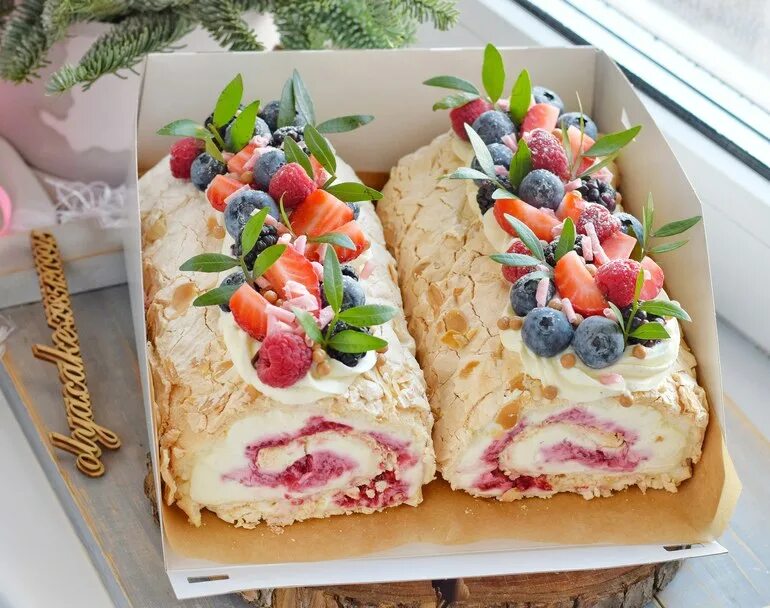 меренговый рулет с ягодами. меренговый рулет фото с ягодами. меренговый рулет с черной смородиной. меренговый рулет фисташка малина. рулет меренга павлова.