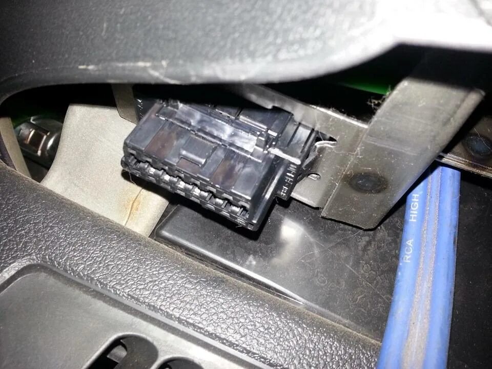 Где находится разъем на калине. Разъём обд калина 2. разъём obd2 калина. разъём obd2 на лада калина. лада калина разъем обд.