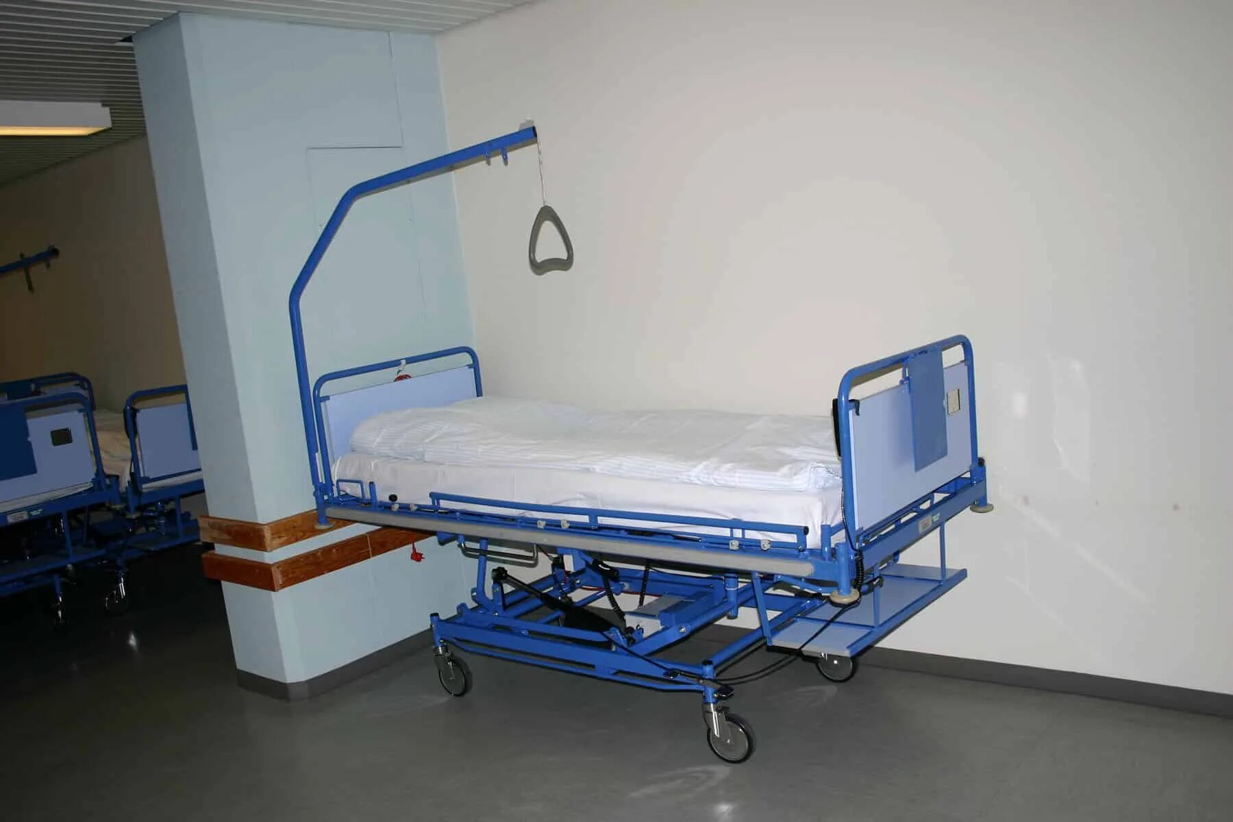 Стационарные койки. Медицинская койка. Кровать в больнице. Койка в больнице. Кровать койка.