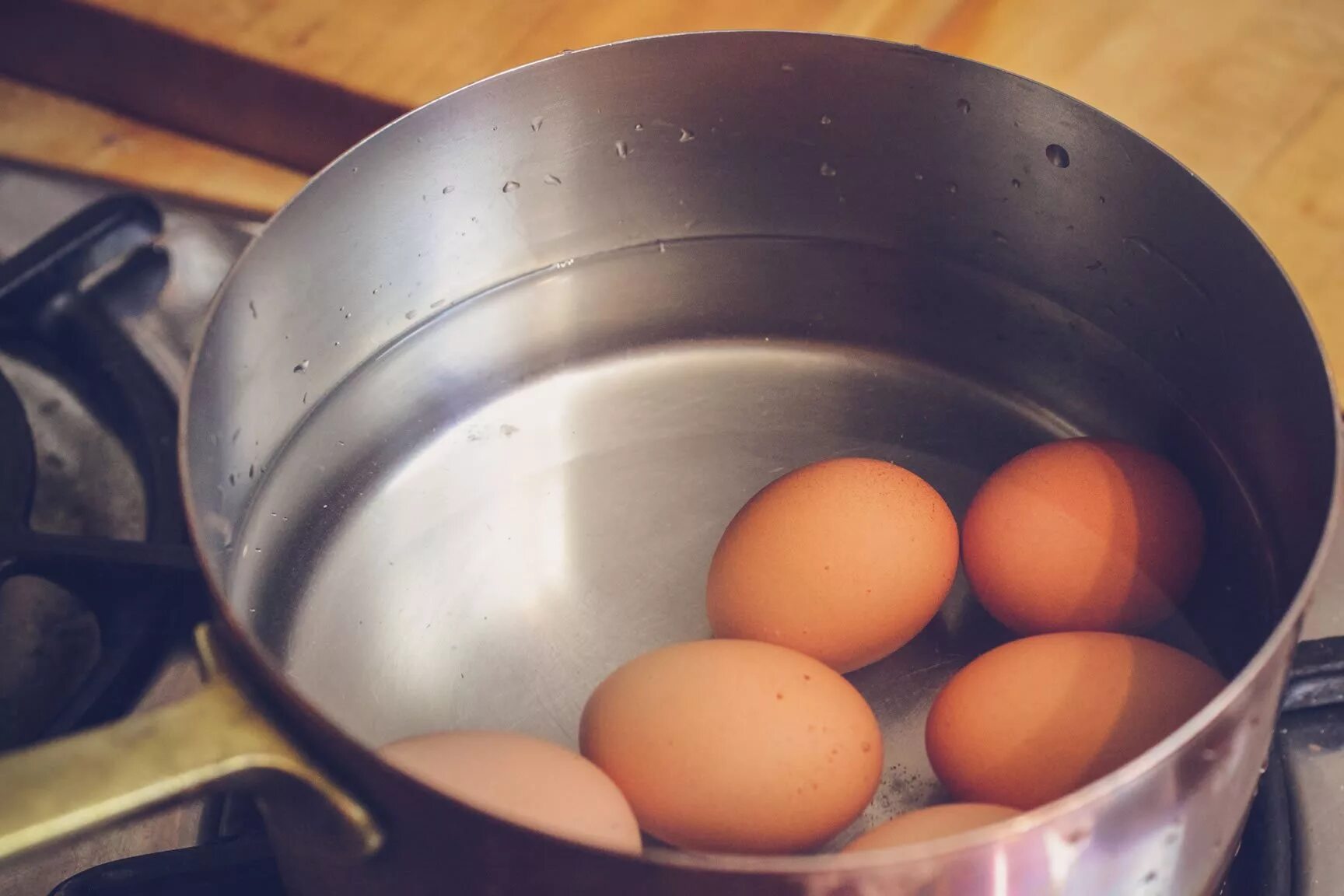 Яйца варятся в кипящей воде. Варка куриных яиц. Яйца варятся. Отваривание яиц. Варить яйца.