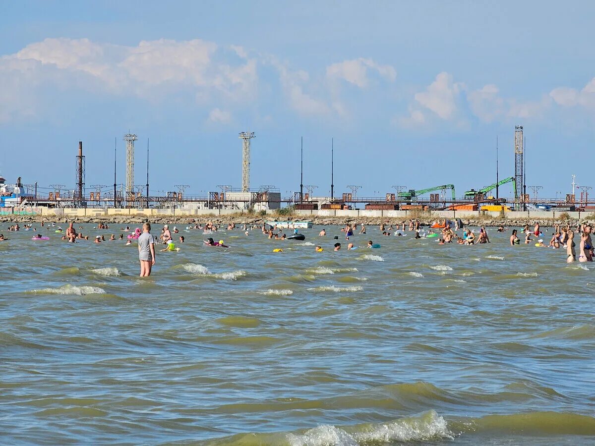 Температура воды в ейске сейчас. Ейск Центральный пляж. Ейск море Центральный пляж. Ейск море фото. Ейск мелкое море.