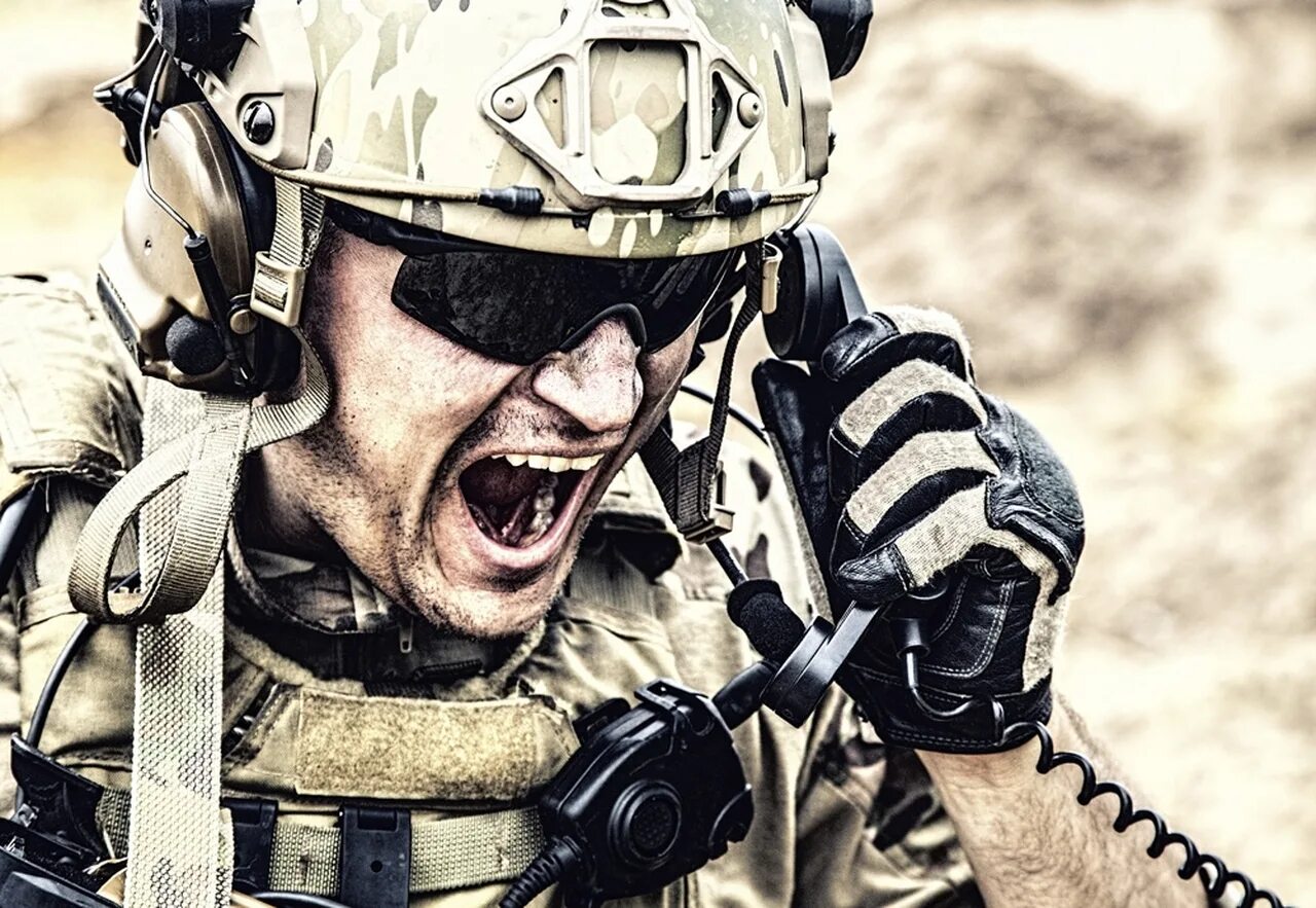 Soldiers radio. Военный оператор. Operator пехота. Phone солдат. Боец в каске и очках.