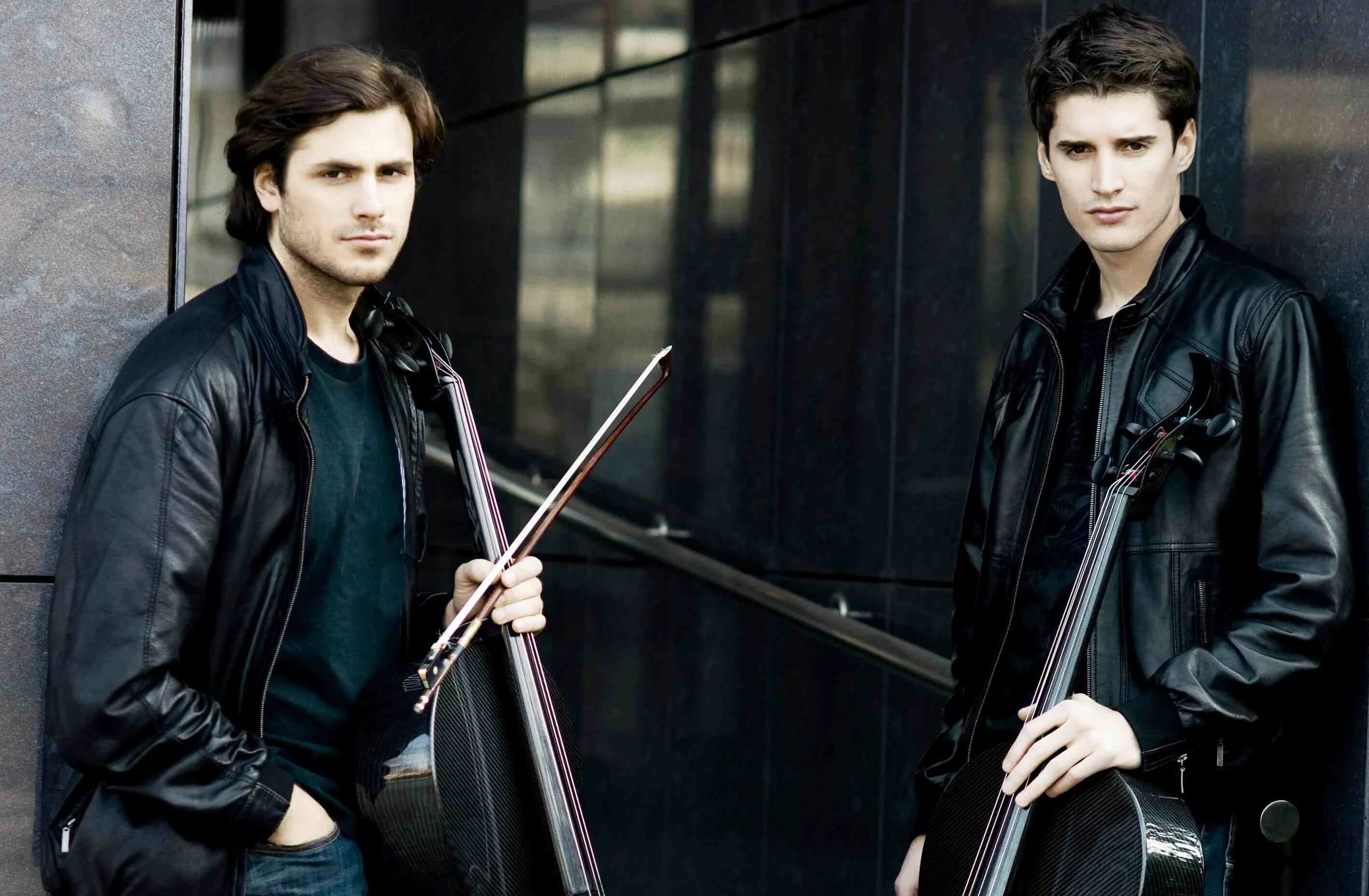 Две виолончели. Лука шулич и степан хаузер. дуэт виолончелистов 2cellos. виолончелист лука шулич 2 cellos. 2 cellos степан хаузер.
