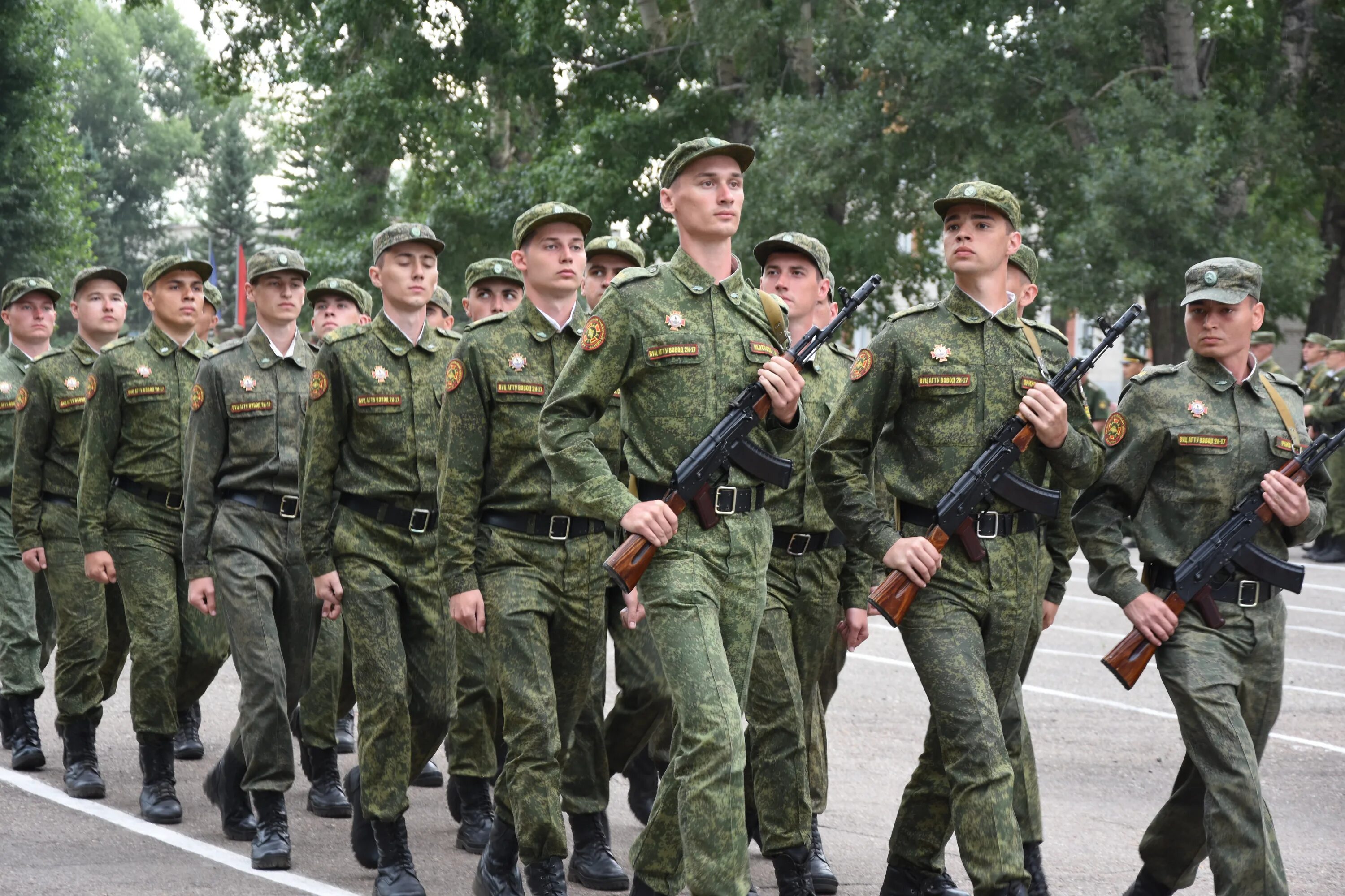 Приняли военно. Военный учебный центр АЛТГТУ. Военный учебный центр Екатеринбург. Омск учебный центр присяга. Военная присяга сборы студентов АЛТГТУ 2020.